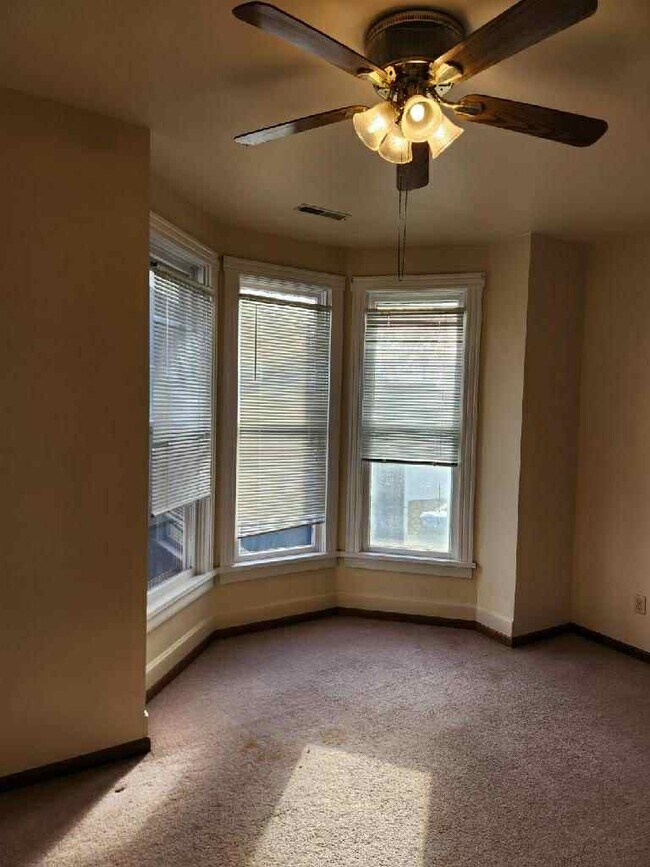 Gran ventanal en el dormitorio - 1318 N Main St