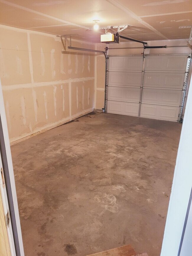 Foto del edificio - Bright & Convenient Townhouse Living!