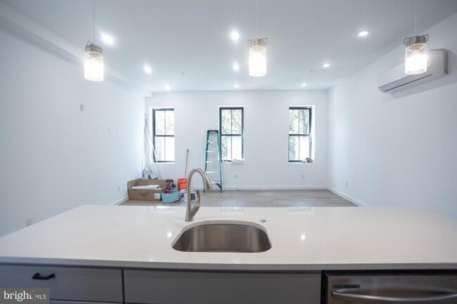 Building Photo - 3945 Lancaster Ave