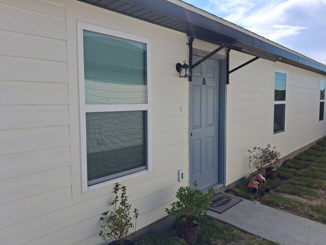 Building Photo - 2104 Midland Dr