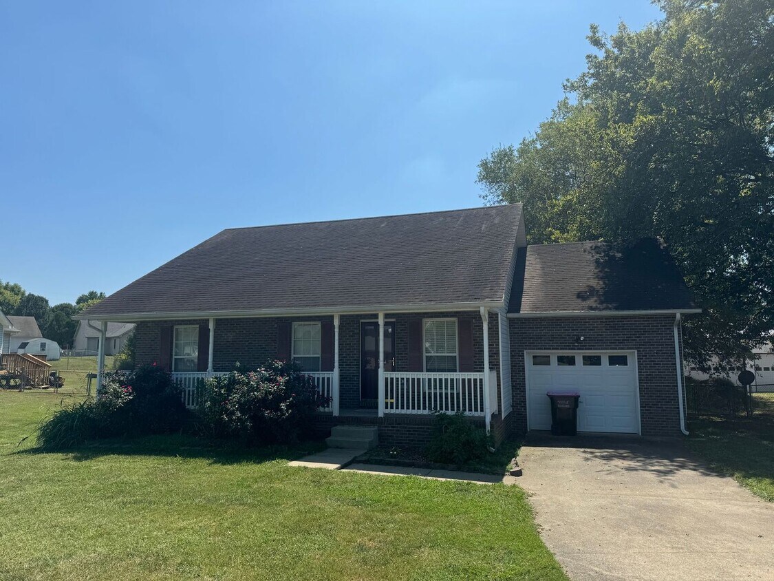 Building Photo - Partial brick 3 Bed/2 Bath! Fenced in yard...