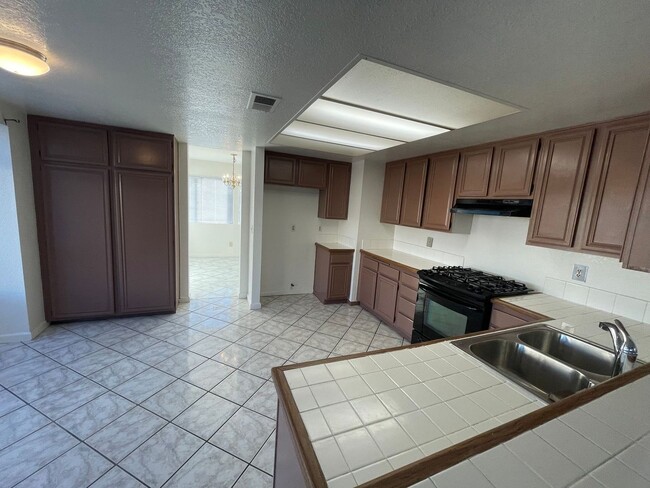 Building Photo - LARGE 4 BEDROOM HOME IN MORENO VALLEY FOR ...