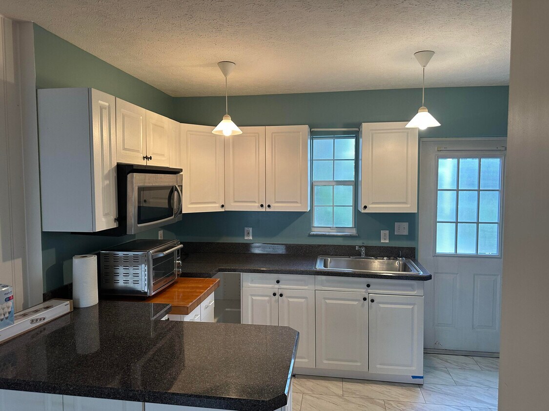 1018 SW Abingdon Ave, Port Saint Lucie, FL 34953 Room for Rent in