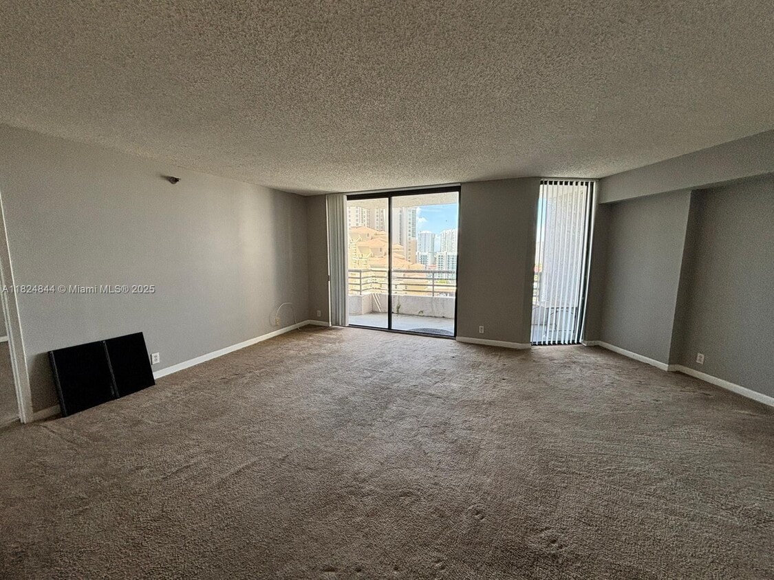 Foto principal - 3300 NE 191st St
