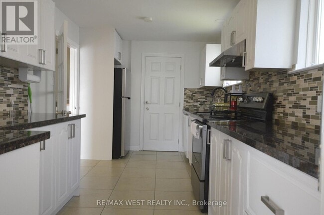Building Photo - 32 Axsmith Crescent