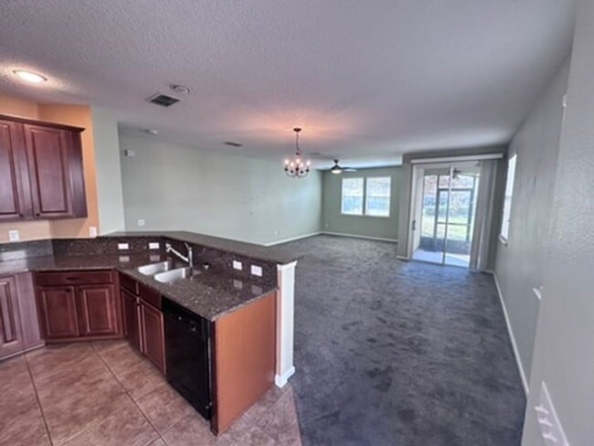 Foto del edificio - Stylish 3BR Townhome with Garage & Walk-In Closet