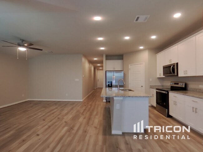 Foto del edificio - 13685 Paxton Blvd