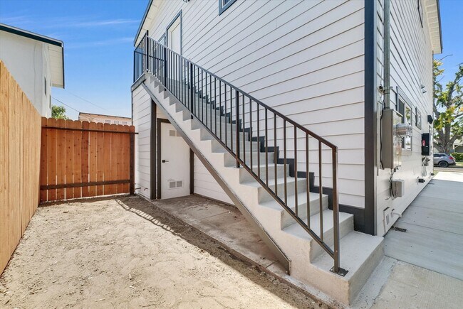 Foto del edificio - Beautiful Brand New 3 Bed, 2 Bath Upstairs ADU in the Heart of Downtown Fullerton