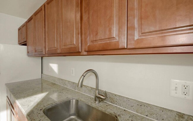 Building Photo - 212 Orange St SE