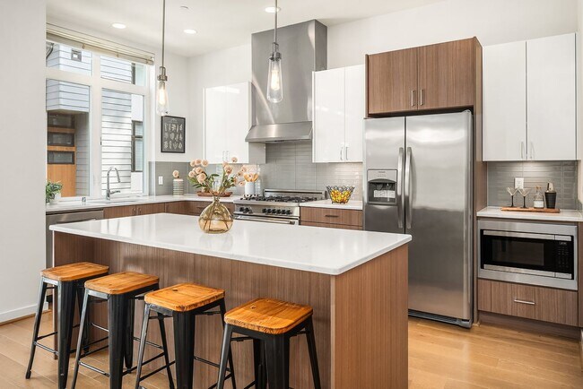 Foto del edificio - Fantastic Bellevue Townhouse with View...