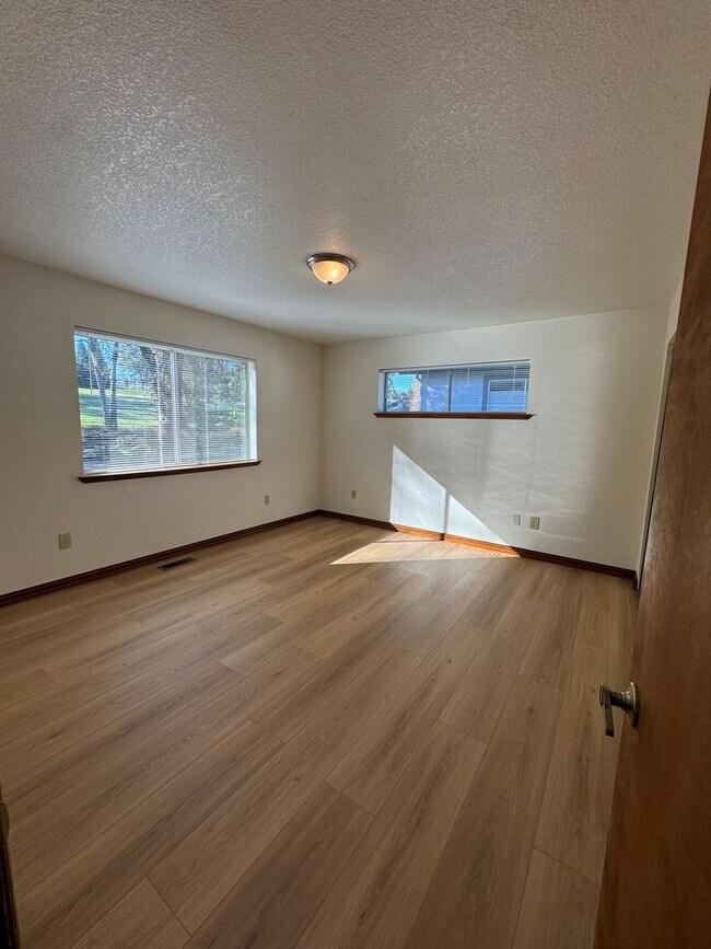 Foto del edificio - Beautiful Partial Lake View Home on the Golf Course – 3 Bed, 2 Bath, 1,680 Sq Ft in Lake of the P...