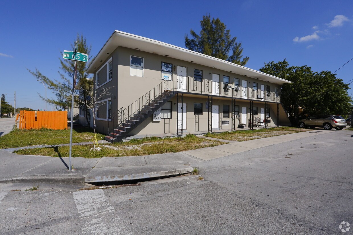 Foto principal - 6511 NW 12th Ave