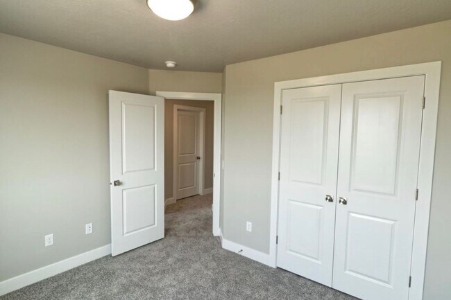 Building Photo - Cedar Bend Townhome Available Soon!