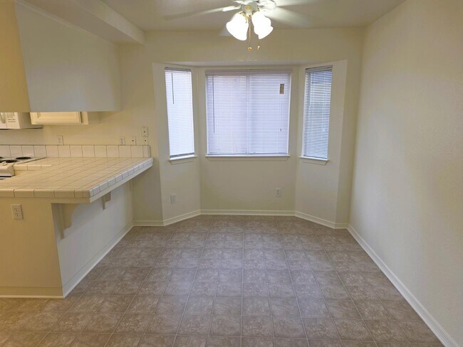 Foto del edificio - 832 Burlingame Ave