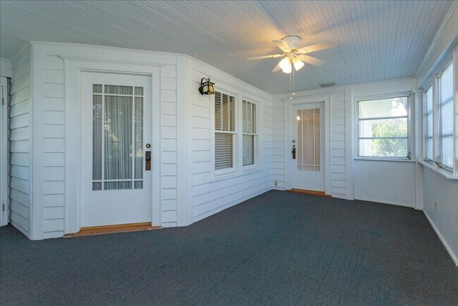 Foto del edificio - Run don't walk for this one of a kind beautifully maintained Old Florida Charmer on a park like d...