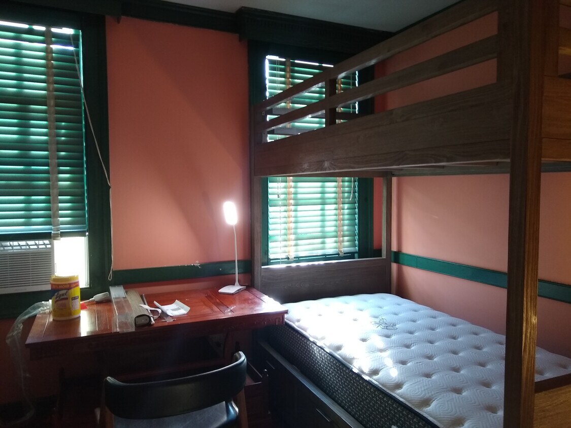 Foto del edificio - 24 Hawkins Rd