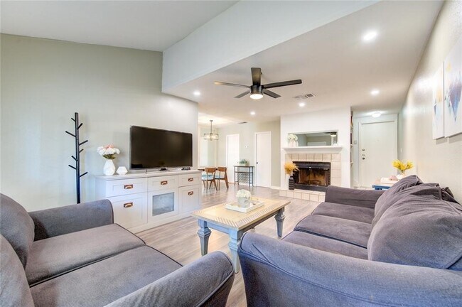 Foto del edificio - 2379 Briarwest Blvd