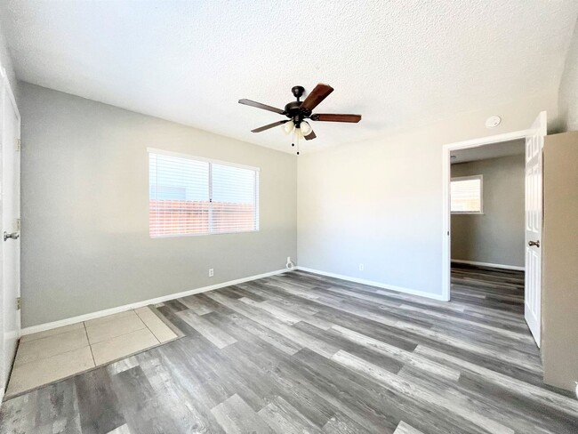 Foto del edificio - Single level duplex a block to the beach!