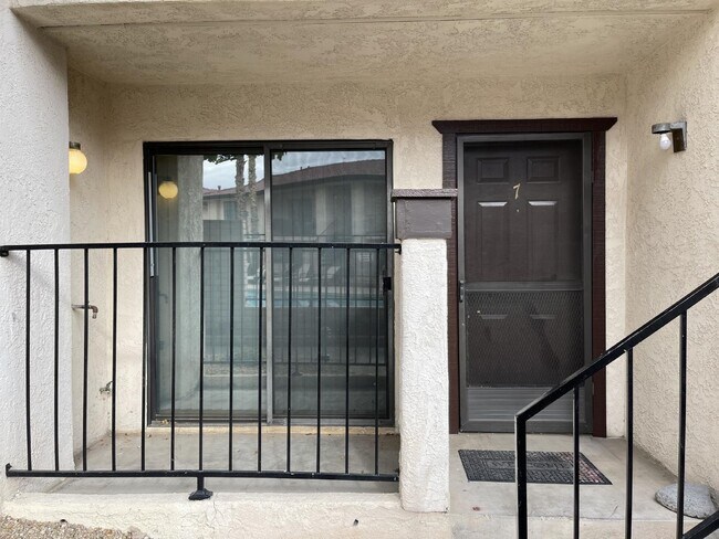 Foto del edificio - Gated community with a pool, 2 bed 1 bath ...