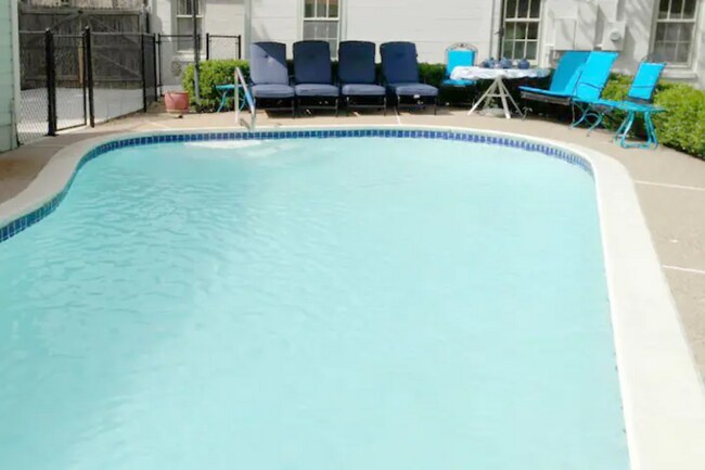 Child friendly pool - no deep end with chaise, table, chairs - 2816 Alden Ave