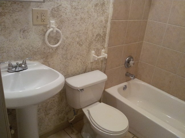 Building Photo - 2029 Bryan Ave