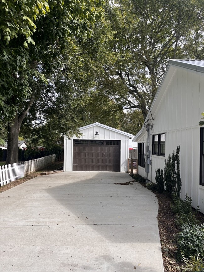 Building Photo - 808 West End Cir