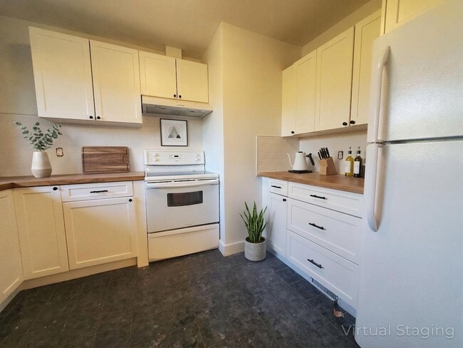 Building Photo - 22 Hyde Park Av