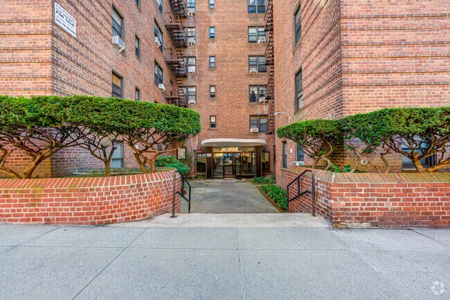 Foto del edificio - 8360 Vietor Ave