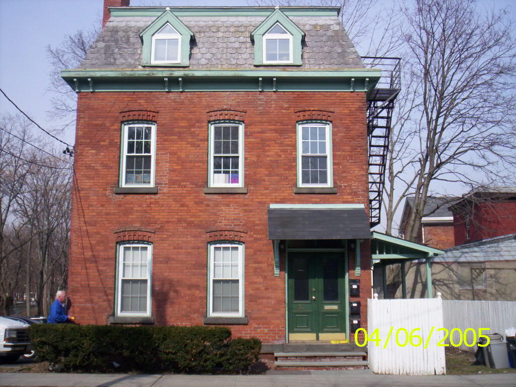 Primary Photo - 32 N Bridge St