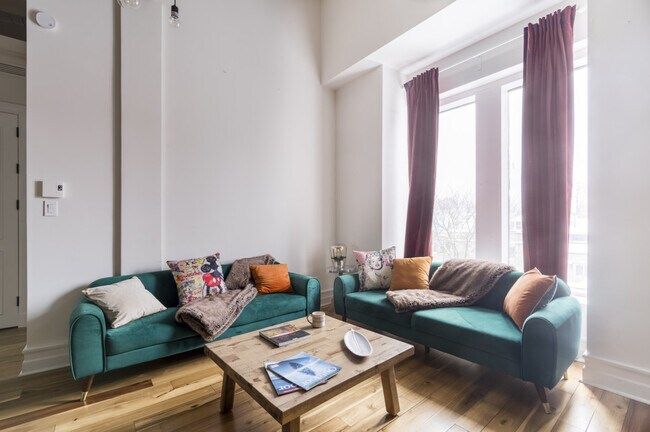 Building Photo - 3975 R. Saint-Denis