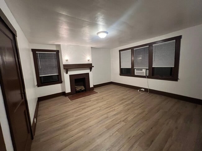 Building Photo - 320 Zara St