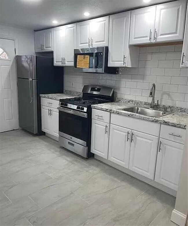 Building Photo - Newly updated 2 bedroom 1 bath