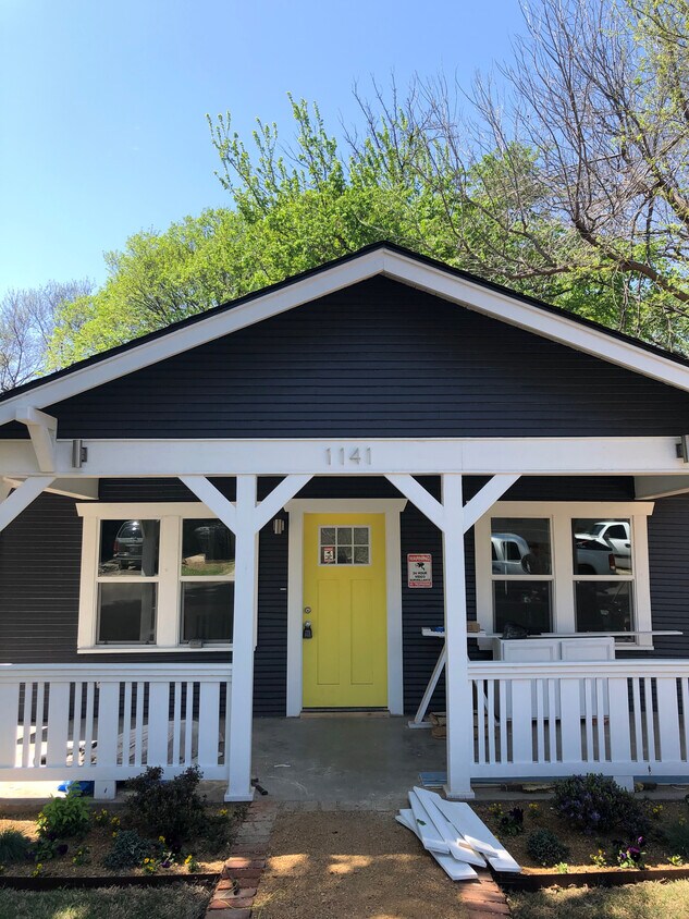 Primary Photo - 1141 N Douglas Ave