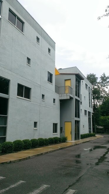 Building Photo - Loft Style Spacious And Close To Shands An...