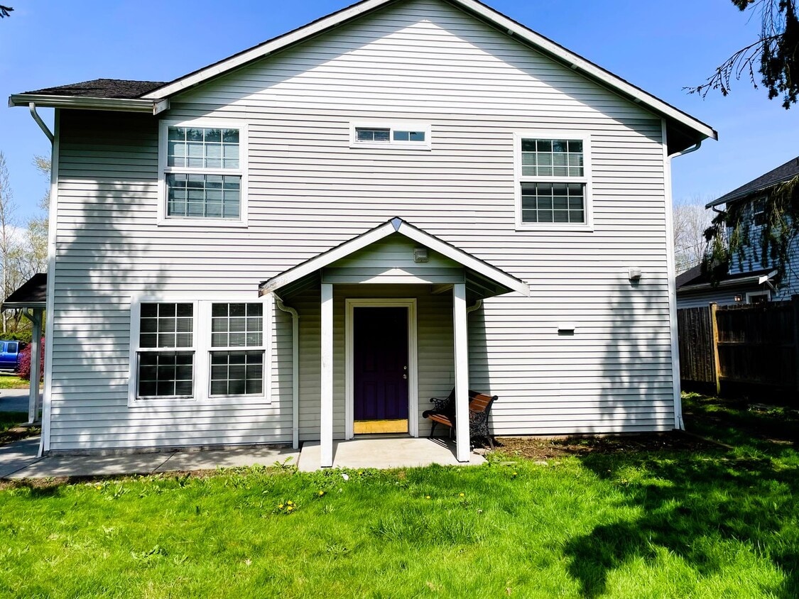 Building Photo - Bright Everett Home with 2-Car Garage(NEW PAINT AND CARPET)