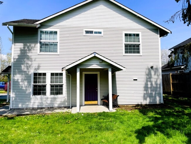 Building Photo - Bright Everett Home with 2-Car Garage(NEW PAINT AND CARPET)