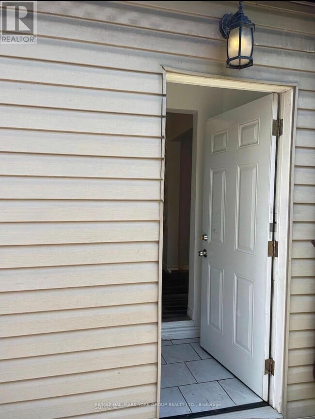 Building Photo - 165 Anne St S