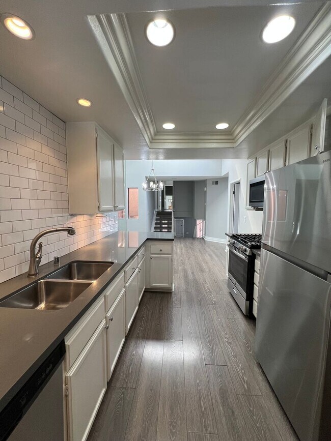 Foto del edificio - Tri-Level 2bed 2bath Huntington  Beach Home