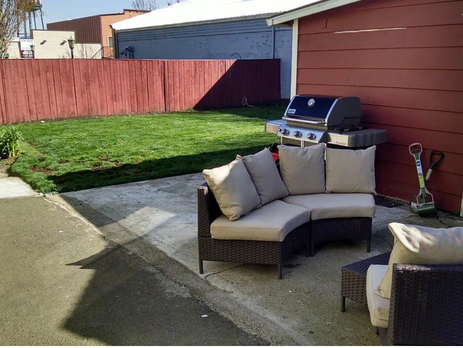 Building Photo - 122 SE Harlow Ave