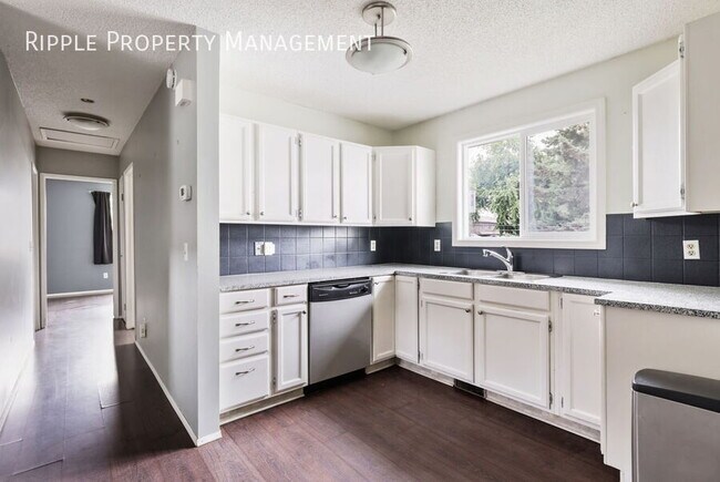 Photo du bâtiment - Modern 2 Beds, 1 Baths Main Floor/ Upper |...