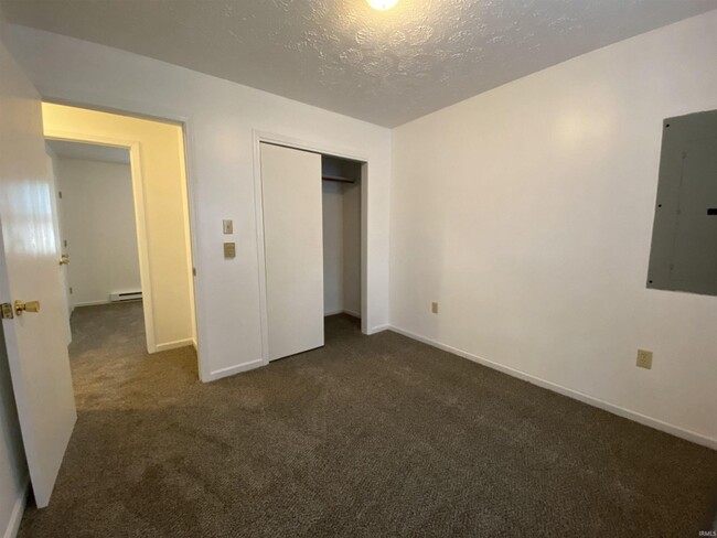 Building Photo - Duplex/ 2 -2 bedroom 1 bath with detached ...