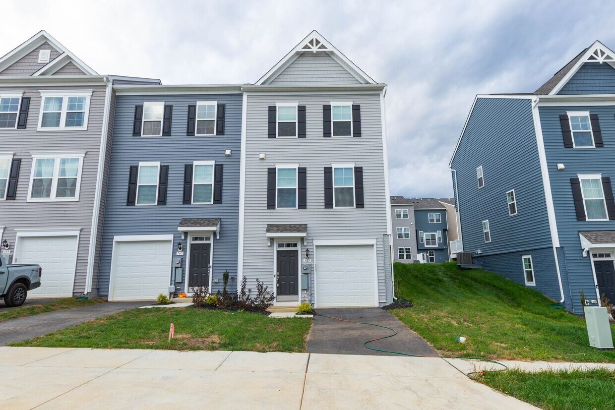 Foto principal - 3 Bed/3.5 Bath NEW Townhome in Charles Tow...