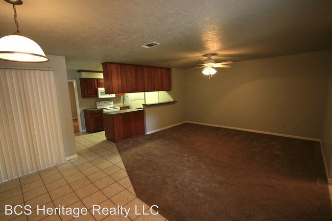 Building Photo - 637 W Ridge Dr