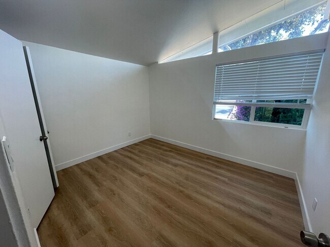 Foto del edificio - 600 S Brookhurst Rd.