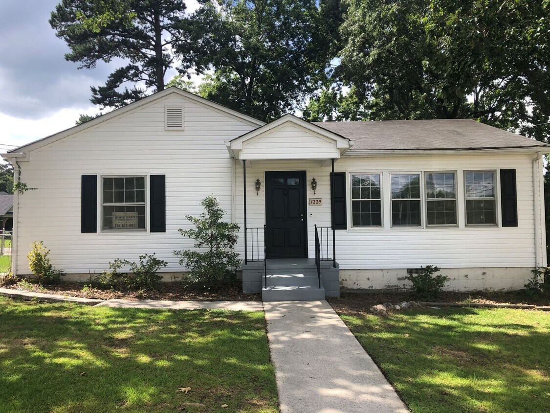 Primary Photo - Newly Renovated 3 Bedroom Home Close to Do...