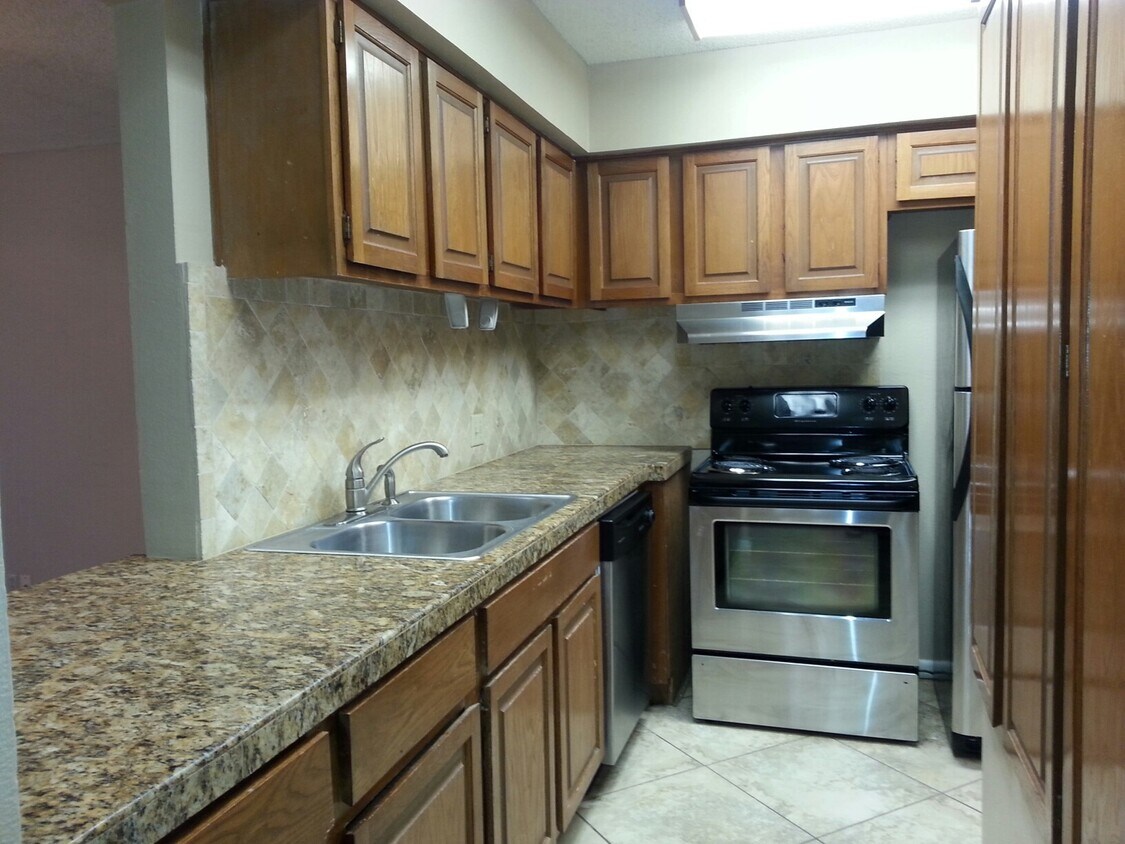 Foto del edificio - 2725 Santa Fe Unit E - 2/Bed 2.5/Bath - $1...