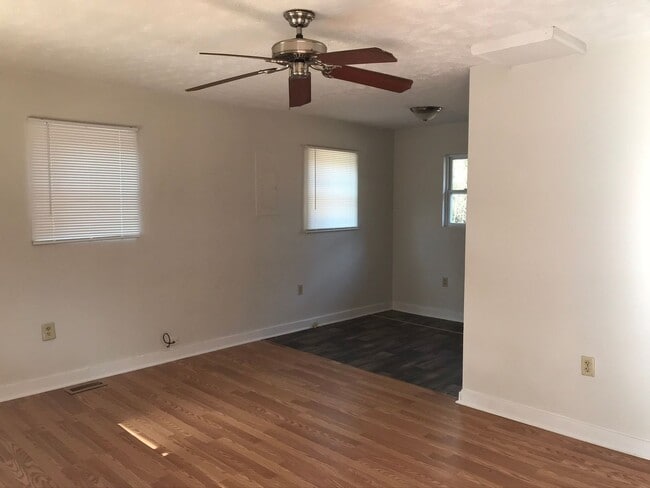 Foto del edificio - 3 bed 1 bath large private country lot