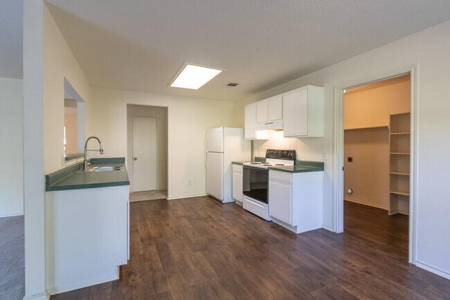Building Photo - 2511 Stapleford Dr