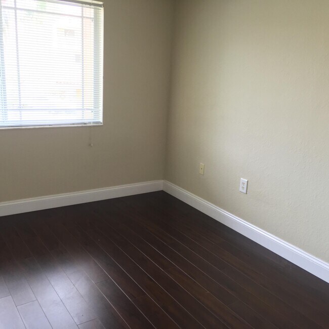 Building Photo - 161 SW Palm Dr