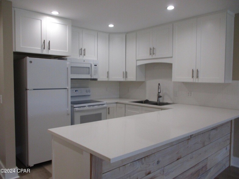 Foto principal - 4726 Bay Point Rd